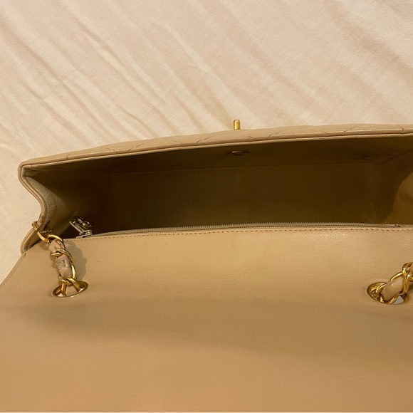 Chanel Beige Vintage Medium Diana Flag Bag - Picture 9 of 11
